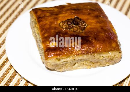 La pâtisserie fraîche délicieux avec du miel et noix sur fond blanc appelé Baklava. Dessert délicieux et sains pour le thé. Banque D'Images