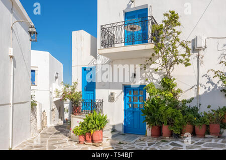 Vue d'une belle ruelle dans la vieille ville de Naoussa, Paros, Cyclades, Grèce Banque D'Images