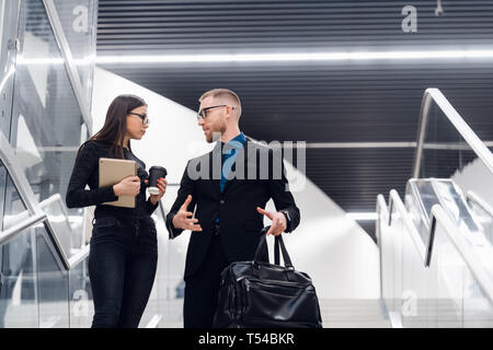 Les membres de l'équipe business parler durant une pause-café, jeune homme et femme d'avoir une conversation agréable dans office, bon friendly Banque D'Images