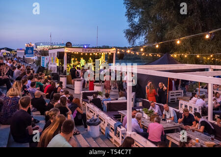 Varsovie, Pologne - 23 août 2018 : la nuit à Varsovie. Les concerts de musique dans un bar en plein air au bord de la rivière Wisla en centre-ville Banque D'Images