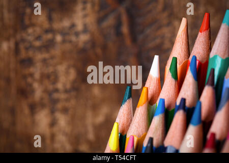 Crayons lumineux sur le côté droit d'un fond de bois.. Groupe d'adorables multicolore crayons en bois. Prêt d'arrière-plan pour votre conception. selective focus Banque D'Images