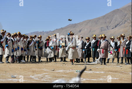 (190420) -- Lhassa, le 20 avril 2019 (Xinhua) -- les agriculteurs locaux participent à un concours de l'avertisseur sonore lors d'une cérémonie du labour de printemps à Lhassa, capitale du sud-ouest de la Chine, région autonome du Tibet, le 12 février 2016. Depuis 2004, la Chine a investi plus de 3 milliards de yuans au Tibet. Qui a été réalisé à plus de 450 projets dans 10 catégories liées à l'agriculture et l'élevage des animaux propres à la région, tels que l'orge highland, yak-reproduction et la MTT. Pour aller avec l'ensemble de la Chine : de yak au tracteur : tibétains bénéficient de l'agriculture moderne (Xinhua/Purbu Zhaxi) Banque D'Images