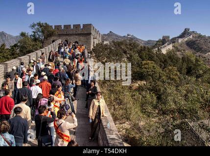 Le District de Yanqing, Badaling, la Chine. 19 Oct, 2006. Les visiteurs sur la célèbre photographie de la Grande Muraille de Chine à l'autre dans la région de Badaling, la section la plus visitée du mur. Reconnu comme l'un des plus impressionnants exploits architecturaux de l'histoire, la Grande Muraille est visité chaque année par des millions de personnes. Credit : Arnold Drapkin/ZUMA/Alamy Fil Live News Banque D'Images