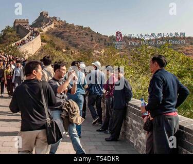 Le District de Yanqing, Badaling, la Chine. 19 Oct, 2006. Les visiteurs sur la célèbre photographie de la Grande Muraille de Chine à l'autre dans la région de Badaling, la section la plus visitée du mur. Reconnu comme l'un des plus impressionnants exploits architecturaux de l'histoire, la Grande Muraille est visité chaque année par des millions de personnes. Credit : Arnold Drapkin/ZUMA/Alamy Fil Live News Banque D'Images