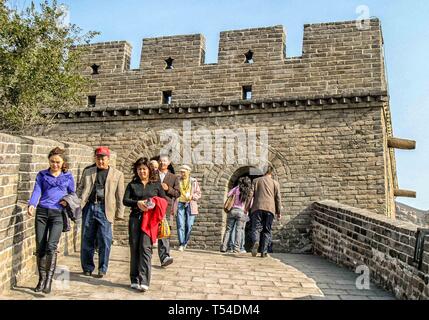 Le District de Yanqing, Badaling, la Chine. 19 Oct, 2006. Une série de fortifications, la célèbre Grande Muraille de Chine serpente à travers les montagnes, ici dans la région de Badaling, la section la plus visitée du mur. Reconnu comme l'un des plus impressionnants exploits architecturaux de l'histoire, la Grande Muraille est visité chaque année par des millions de personnes. Credit : Arnold Drapkin/ZUMA/Alamy Fil Live News Banque D'Images