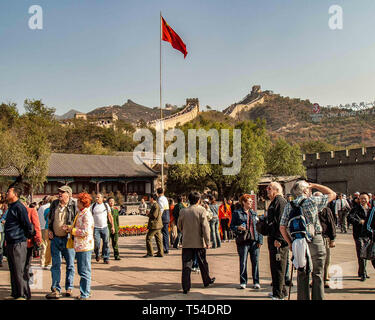 Le District de Yanqing, Badaling, la Chine. 19 Oct, 2006. Les touristes dans la cour centrale de l'entrée de Badaling la section la plus visitée de la Grande Muraille de Chine. Reconnu comme l'un des plus impressionnants exploits architecturaux de l'histoire, il est visité chaque année par des millions de personnes. Credit : Arnold Drapkin/ZUMA/Alamy Fil Live News Banque D'Images