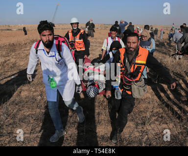 Gaza, Khan Younis, Palestine. Apr 19, 2019. Les médecins palestiniens ont vu porter un manifestant blessé lors de la manifestation.Palestiniens entrent en conflit avec les forces israéliennes au cours d'une manifestation appelant à la levée du blocus israélien de Gaza et exigeant pour le droit de retourner dans leur patrie, à l'Israel-Gaza clôture frontalière dans le sud de la bande de Gaza. Credit : Yousef Masoud SOPA/Images/ZUMA/Alamy Fil Live News Banque D'Images