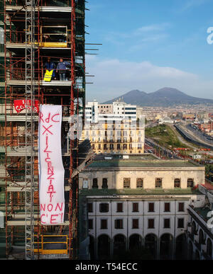 Naples, Italie, le 20 avril, 2019. Deux ouvriers, qui ont été tirées par la CAF après présentant le mannequin de Sergio Marchionne pendu à une démonstration de Pomigliano d'Arco, ont manifesté hier soir sur le clocher de l'église Chiesa del Carmine, à Piazza Mercato à Naples, où ils ont montré une grande banderole avec l'inscription "revenu de citoyenneté pour mis à pied n'est pas là'. 20/04/2019, Naples, Italie : Crédit Photo indépendant Srl/Alamy Live News Banque D'Images