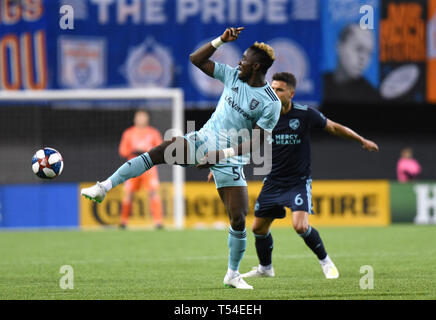 Cincinnati, OH, USA. Apr 19, 2019. 19 avril 2019 : Real Salt Lake l'avant Sam Johnson (50) tente de conserver la possession au cours de la correspondance entre MLS Real Salt Lake et FC Cincinnati à Nippert Stadium à Cincinnati, Ohio. Austyn McFadden/crédit : Zuma Zuma Austyn McFadden/wire/Alamy Live News Banque D'Images