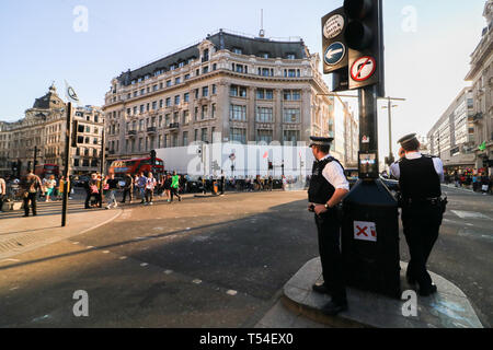 London UK. 20 avril 2019. Encore une fois le trafic a repris avec les bus et taxis rouge après que la police dépose tous les manifestants forme Oxford Circus qui avait été occupée par les activistes de la rébellion pour Extension près d'un semaine Crédit : amer ghazzal/Alamy Live News Banque D'Images