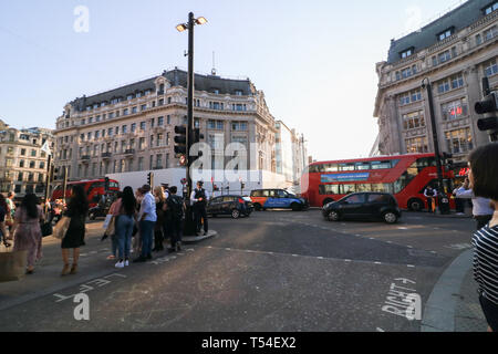 London UK. 20 avril 2019. Encore une fois le trafic a repris avec les bus et taxis rouge après que la police dépose tous les manifestants forme Oxford Circus qui avait été occupée par les activistes de la rébellion pour Extension près d'un semaine Crédit : amer ghazzal/Alamy Live News Banque D'Images