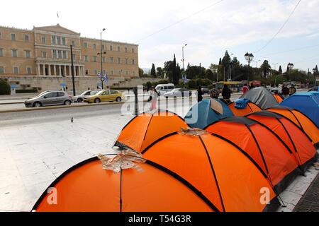 Athènes, Grèce. Apr 20, 2019. Réfugiés et d'immigrants illégaux ont campé à l'extérieur du parlement grec à la place Syntagma à Athènes.Les immigrants illégaux et les réfugiés, principalement de l'Afghanistan et l'Iraq a emménagé dans la partie supérieure de la place après leur expulsion de l'arrondissement d'Exarchia où ils étaient accroupis dans des bâtiments. Credit : ZUMA Press, Inc./Alamy Live News Banque D'Images