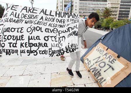 Athènes, Grèce. Apr 20, 2019. Réfugiés et d'immigrants illégaux ont campé à l'extérieur du parlement grec à la place Syntagma à Athènes.Les immigrants illégaux et les réfugiés, principalement de l'Afghanistan et l'Iraq a emménagé dans la partie supérieure de la place après leur expulsion de l'arrondissement d'Exarchia où ils étaient accroupis dans des bâtiments. Credit : ZUMA Press, Inc./Alamy Live News Banque D'Images