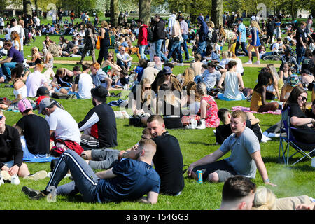 Hyde Park, London, UK, 20 avril 2019 - Des dizaines de milliers de personnes et profiter du beau temps chaud dans Hyde Park. Selon le Met Office, aujourd'hui est la journée la plus chaude depuis le début de l'année et de Pâques le plus chaud depuis 70 ans comme de nombreuses régions du Royaume-Uni se prélasser dans des températures plus chaudes que les lieux touristiques de la Méditerranée. La canicule est attendu à voir avec des températures atteignant des sommets record de 26C sur 27C Le dimanche de Pâques et le lundi de Pâques. Credit : Dinendra Haria/Alamy Live News Banque D'Images