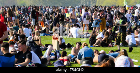 Hyde Park, London, UK, 20 avril 2019 - Des dizaines de milliers de personnes et profiter du beau temps chaud dans Hyde Park. Selon le Met Office, aujourd'hui est la journée la plus chaude depuis le début de l'année et de Pâques le plus chaud depuis 70 ans comme de nombreuses régions du Royaume-Uni se prélasser dans des températures plus chaudes que les lieux touristiques de la Méditerranée. La canicule est attendu à voir avec des températures atteignant des sommets record de 26C sur 27C Le dimanche de Pâques et le lundi de Pâques. Credit : Dinendra Haria/Alamy Live News Banque D'Images