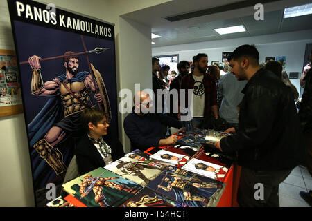 Athènes, Grèce. Apr 20, 2019. Les visiteurs du Comicdom Con Athènes 2019 sont vus au bazar de boutiques et d'éditeurs bd grec, à Athènes, Grèce, le 20 avril 2019. Comicdom Con Athens 2019 aura lieu à Athènes du 19 au 21 avril, dans laquelle la bande dessinée expositions, projections de films, des ateliers et un bazar d'éditeurs sont détenus à des artistes et des fans de BD. Credit : Marios Lolos/Xinhua/Alamy Live News Banque D'Images