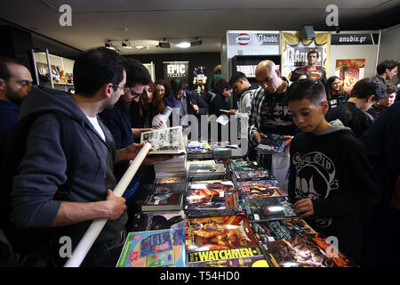 Athènes, Grèce. Apr 20, 2019. Les visiteurs du Comicdom Con Athènes 2019 sont vus au bazar de boutiques et d'éditeurs bd grec, à Athènes, Grèce, le 20 avril 2019. Comicdom Con Athens 2019 aura lieu à Athènes du 19 au 21 avril, dans laquelle la bande dessinée expositions, projections de films, des ateliers et un bazar d'éditeurs sont détenus à des artistes et des fans de BD. Credit : Marios Lolos/Xinhua/Alamy Live News Banque D'Images