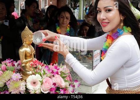 Woodside Avenue, New York, USA, le 20 avril 2019 - Des centaines de membres de la communauté de New York a fêté Songkran, ou Nouvel An Thaï aujourd'hui à Elmhurst Queens avec des groupes de danse traditionnelle, des plats traditionnels thaïlandais et de la musique. Photo : Luiz Rampelotto/EuropaNewswire dans le monde d'utilisation | Banque D'Images