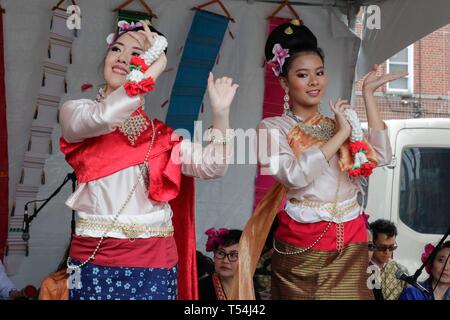 Woodside Avenue, New York, USA, le 20 avril 2019 - Des centaines de membres de la communauté de New York a fêté Songkran, ou Nouvel An Thaï aujourd'hui à Elmhurst Queens avec des groupes de danse traditionnelle, des plats traditionnels thaïlandais et de la musique. Photo : Luiz Rampelotto/EuropaNewswire dans le monde d'utilisation | Banque D'Images