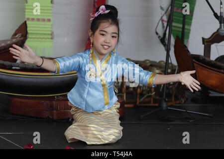 New York, USA. Apr 20, 2019. Woodside Avenue, New York, USA, le 20 avril 2019 - Des centaines de membres de la communauté de New York a fêté Songkran, ou Nouvel An Thaï aujourd'hui à Elmhurst Queens avec des groupes de danse traditionnelle, une cuisine traditionnelle et de la musique thaïlandaise.Photo : Luiz Rampelotto/EuropaNewswire Crédit : Luiz Rampelotto/ZUMA/Alamy Fil Live News Banque D'Images