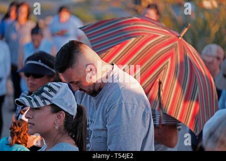 Tucson, Arizona, USA. Apr 19, 2019. 19 avril 2019 - Tucson, Arizona- le 52 los Dorados annuelle Le Vendredi Saint Croix Procession. D'UN Guérisseur de la nation Tohono O'Odham dirige plusieurs centaines de participants jusqu 'A'' Mountain à Tucson. Tour de membres portant une croix de la route raide à pic Sentinel où la croix restera jusqu'après la messe du dimanche de Pâques à l'aube. Credit : ZUMA Press, Inc./Alamy Live News Banque D'Images