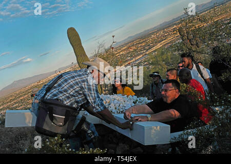 Tucson, Arizona, USA. Apr 19, 2019. 19 avril 2019 - Tucson, Arizona- le 52 los Dorados annuelle Le Vendredi Saint Croix Procession. D'UN Guérisseur de la nation Tohono O'Odham dirige plusieurs centaines de participants jusqu 'A'' Mountain à Tucson. Tour de membres portant une croix de la route raide à pic Sentinel où la croix restera jusqu'après la messe du dimanche de Pâques à l'aube. Credit : ZUMA Press, Inc./Alamy Live News Banque D'Images