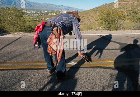 Tucson, Arizona, USA. Apr 19, 2019. 19 avril 2019 - Tucson, Arizona- le 52 los Dorados annuelle Le Vendredi Saint Croix Procession. D'UN Guérisseur de la nation Tohono O'Odham dirige plusieurs centaines de participants jusqu 'A'' Mountain à Tucson. Tour de membres portant une croix de la route raide à pic Sentinel où la croix restera jusqu'après la messe du dimanche de Pâques à l'aube. Credit : ZUMA Press, Inc./Alamy Live News Banque D'Images