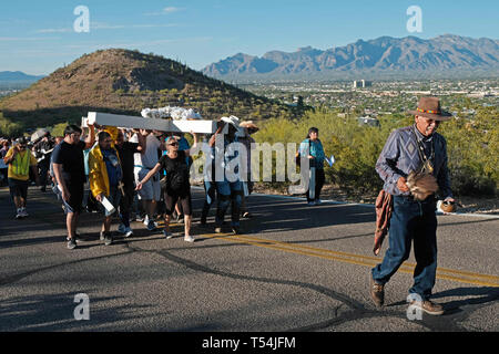 Tucson, Arizona, USA. Apr 19, 2019. 19 avril 2019 - Tucson, Arizona- le 52 los Dorados annuelle Le Vendredi Saint Croix Procession. D'UN Guérisseur de la nation Tohono O'Odham dirige plusieurs centaines de participants jusqu 'A'' Mountain à Tucson. Tour de membres portant une croix de la route raide à pic Sentinel où la croix restera jusqu'après la messe du dimanche de Pâques à l'aube. Credit : ZUMA Press, Inc./Alamy Live News Banque D'Images