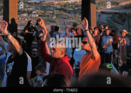 Tucson, Arizona, USA. Apr 19, 2019. 19 avril 2019 - Tucson, Arizona- le 52 los Dorados annuelle Le Vendredi Saint Croix Procession. D'UN Guérisseur de la nation Tohono O'Odham dirige plusieurs centaines de participants jusqu 'A'' Mountain à Tucson. Tour de membres portant une croix de la route raide à pic Sentinel où la croix restera jusqu'après la messe du dimanche de Pâques à l'aube. Credit : ZUMA Press, Inc./Alamy Live News Banque D'Images