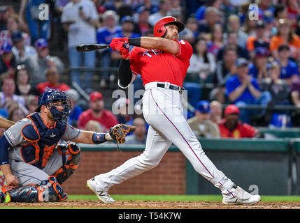 Arlington, États-Unis. Apr 20, 2019. Le voltigeur des Texas Rangers Joey Gallo # 13 regarde la balle comme il frappe un coup de circuit en solo dans la partie inférieure de la troisième manche au cours d'un match entre la MLB Astros de Houston et les Texas Rangers à Globe Life Park à Arlington, TX Texas Houston défait 9-4 : Cal Crédit Sport Media/Alamy Live News Banque D'Images