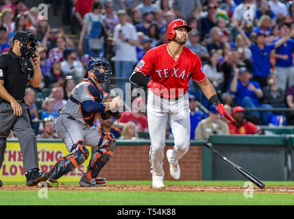 Arlington, États-Unis. Apr 20, 2019. Le voltigeur des Texas Rangers Joey Gallo # 13 regarde la balle comme il frappe un coup de circuit en solo dans la partie inférieure de la troisième manche au cours d'un match entre la MLB Astros de Houston et les Texas Rangers à Globe Life Park à Arlington, TX Texas Houston défait 9-4 : Cal Crédit Sport Media/Alamy Live News Banque D'Images