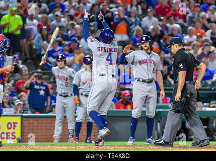 Arlington, États-Unis. Apr 20, 2019. Astros de Houston champ centre George Springer # 4 hits Un deux home run run dans le haut de la septième manche lors d'un match entre la MLB Astros de Houston et les Texas Rangers à Globe Life Park à Arlington, TX Texas Houston défait 9-4 : Cal Crédit Sport Media/Alamy Live News Banque D'Images