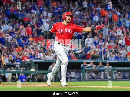 Arlington, États-Unis. Apr 20, 2019. Le voltigeur des Texas Rangers Joey Gallo # 13 semble dire à la balle de rester juste comme il frappe un coup de circuit en solo dans la partie inférieure de la troisième manche au cours d'un match entre la MLB Astros de Houston et les Texas Rangers à Globe Life Park à Arlington, TX Texas Houston défait 9-4 : Cal Crédit Sport Media/Alamy Live News Banque D'Images