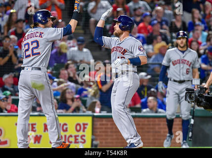 Arlington, États-Unis. Apr 20, 2019. Astros de Houston droit fielder Josh Reddick # 22 félicite les Astros de Houston catcher Max Stassi # 12 après Stassi frappe un home run dans le haut de la cinquième manche au cours d'un match entre la MLB Astros de Houston et les Texas Rangers à Globe Life Park à Arlington, TX Texas Houston défait 9-4 : Cal Crédit Sport Media/Alamy Live News Banque D'Images