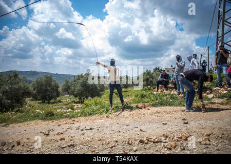 La Palestine. Apr 19, 2019. Vu Palestiniens jetant des pierres sur les forces israéliennes au cours des affrontements. Les Palestiniens se sont affrontés au cours de la démonstration de l'armée israélienne dans le village de Kafr Qaddum. Palestiniens mars chaque vendredi et samedi dans le village de Kafr Qaddum depuis 2011 en raison de la fermeture de l'une de leurs routes et la confiscation des terres par les autorités israéliennes. Ces décisions ont été prises pour étendre la colonie de Kedumim. Grâce à cette route, les Palestiniens ont été en mesure de parvenir à la principale ville de Naplouse, en 15 minutes, maintenant il faut plus de 45 minutes. Credit : SOPA Images Limited/Ala Banque D'Images