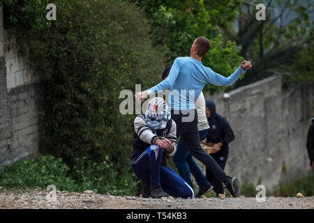 La Palestine. Apr 19, 2019. Vu Palestiniens jetant des pierres sur les forces israéliennes au cours des affrontements. Les Palestiniens se sont affrontés au cours de la démonstration de l'armée israélienne dans le village de Kafr Qaddum. Palestiniens mars chaque vendredi et samedi dans le village de Kafr Qaddum depuis 2011 en raison de la fermeture de l'une de leurs routes et la confiscation des terres par les autorités israéliennes. Ces décisions ont été prises pour étendre la colonie de Kedumim. Grâce à cette route, les Palestiniens ont été en mesure de parvenir à la principale ville de Naplouse, en 15 minutes, maintenant il faut plus de 45 minutes. Credit : SOPA Images Limited/Ala Banque D'Images