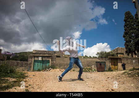 La Palestine. Apr 19, 2019. Vu Palestiniens jetant des pierres sur les forces israéliennes au cours des affrontements. Les Palestiniens se sont affrontés au cours de la démonstration de l'armée israélienne dans le village de Kafr Qaddum. Palestiniens mars chaque vendredi et samedi dans le village de Kafr Qaddum depuis 2011 en raison de la fermeture de l'une de leurs routes et la confiscation des terres par les autorités israéliennes. Ces décisions ont été prises pour étendre la colonie de Kedumim. Grâce à cette route, les Palestiniens ont été en mesure de parvenir à la principale ville de Naplouse, en 15 minutes, maintenant il faut plus de 45 minutes. Credit : SOPA Images Limited/Ala Banque D'Images