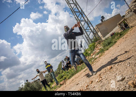 La Palestine. Apr 19, 2019. Vu Palestiniens jetant des pierres sur les forces israéliennes au cours des affrontements. Les Palestiniens se sont affrontés au cours de la démonstration de l'armée israélienne dans le village de Kafr Qaddum. Palestiniens mars chaque vendredi et samedi dans le village de Kafr Qaddum depuis 2011 en raison de la fermeture de l'une de leurs routes et la confiscation des terres par les autorités israéliennes. Ces décisions ont été prises pour étendre la colonie de Kedumim. Grâce à cette route, les Palestiniens ont été en mesure de parvenir à la principale ville de Naplouse, en 15 minutes, maintenant il faut plus de 45 minutes. Credit : SOPA Images Limited/Ala Banque D'Images