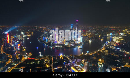 Shanghai. Apr 15, 2017. Photo aérienne prise le 15 avril 2017 montre une vue de la nuit de Shanghai, est de la Chine. Comme le centre financier de la Chine, Shanghai est un bon exemple de l'énormes changements qui ont eu lieu en Chine depuis la réforme et l'ouverture. Credit : Ding Ting/Xinhua/Alamy Live News Banque D'Images