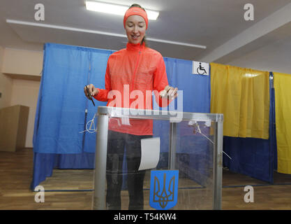 Kiev, Ukraine. Apr 21, 2019. Une femme jette un bulletin de vote, lors du deuxième tour des élections présidentielles à Kiev, Ukraine, le 21 avril 2019. Crédit : Serg Glovny/ZUMA/Alamy Fil Live News Banque D'Images