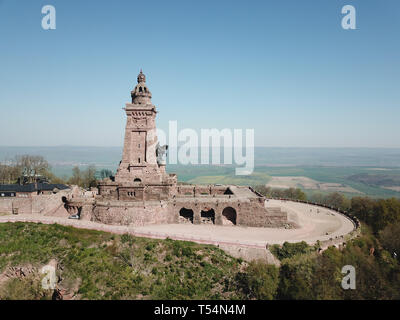 Kelbra, Allemagne. Apr 21, 2019. Vue de la tour principale du Kyffhäuser en monument. Le Monument de l'empereur Guillaume est le troisième plus grand monument national en Allemagne. Tous les ans, il est monté par des milliers de visiteurs. (Photographie aérienne avec drone) Credit : Bodo-Zentralbild Schackow/dpa/dpa/Alamy Live News Banque D'Images