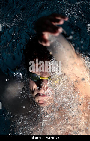 Magdeburg, Allemagne. 18 avr, 2019. Eric Reuß (SC Magdeburg/ Freiwasser) entraîne à la base nationale de l'Association de natation allemande (DSV) dans le Elbeschwimmhalle. Credit : Ronny Hartmann/dpa/Alamy Live News Banque D'Images