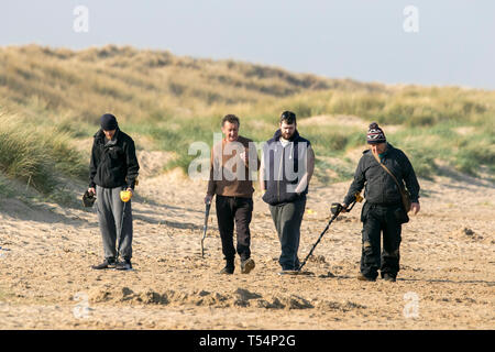 Southport, Merseyside, Royaume-Uni. 21 avril 2019. In le soleil. Les gens à faire les la plupart des week-end de Pâques & superbe temps de printemps chaud ensoleillé par un peu de bon dans le soleil sur le sable doré de la plage de Southport Merseyside. Credit : Cernan Elias/Alamy Live News Banque D'Images