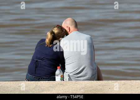 Blackpool, Lancashire. 21 avril, 2019. Météo britannique. Lumineuse, ensoleillée de commencer la journée à la côte, les gens prennent à la promenade du front de mer pour un exercice léger et de profiter de la brise de mer sur ce que devrait être la journée la plus chaude des vacances de Pâques. /AlamyLiveNews MediaWorldImages ; crédit. Banque D'Images