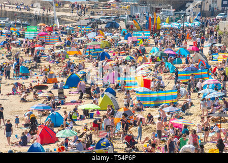 Lyme Regis, dans le Dorset, UK. 21 avril 2019. Météo France : visiteurs affluent à la plage bondée à Lyme Regis pour se prélasser au soleil brûlant le dimanche de Pâques. Se prélasser au soleil, une chaleur étouffante sur les plages de la ville sur une plaque à pâtisserie bank holiday weekend comme la côte jurassique rôtis au début du printemps une vague énorme début de stimuler l'économie locale. Credit : Celia McMahon/Alamy Live News. Banque D'Images