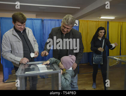 Kiev, Ukraine. Apr 21, 2019. Un électeur ukrainien vu voter voter au bureau de vote lors de l'élection du Président de l'Ukraine. Crédit : Sergei Chuzavkov/SOPA Images/ZUMA/Alamy Fil Live News Banque D'Images