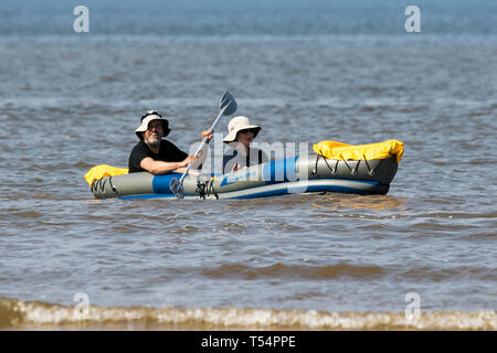 Pagayer des objets à Southport, Merseyside, Royaume-Uni. Avril 2019. S'amuser au soleil. Les gens peuvent profiter au maximum du week-end de Pâques et d'un beau temps ensoleillé au printemps en s'amusant au soleil sur le sable doré de la plage de Southport à Merseyside. Crédit : Cernan Elias/Alay Live News Banque D'Images