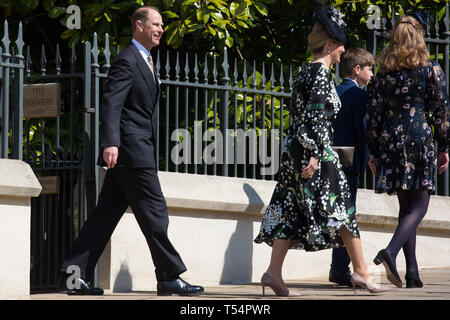 Windsor, Royaume-Uni. 21 avril 2019. Le comte et la comtesse de Wessex, James, le Vicomte Severn, et Lady Louise Windsor quittent la Chapelle St George du château de Windsor après avoir assisté au service du dimanche de Pâques. Credit : Mark Kerrison/Alamy Live News Banque D'Images