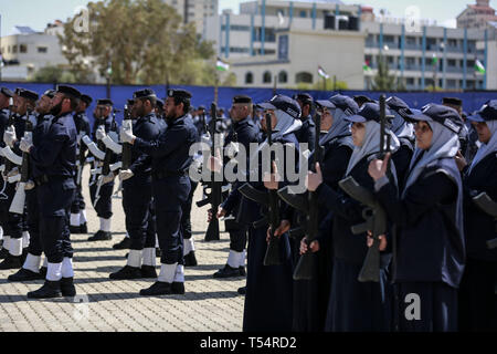 La ville de Gaza, Territoires palestiniens. Apr 21, 2019. Les officiers de l'armée nouvellement diplômés mars lors de leur cérémonie de remise de diplômes organisée par ministère palestinien de l'intérieur. Credit : Mohammed Talatene/dpa/Alamy Live News Banque D'Images