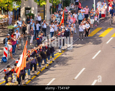 Zurich, Suisse - 1 août 2018 : les participants de la parade consacrée à la Fête nationale suisse sur Uraniastrasse street dans la ville de Zurich. L Banque D'Images